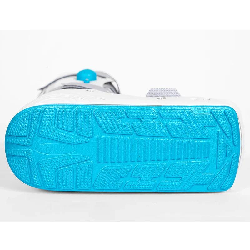 Attelle Bottes de marche AirCast – vue inférieure avec semelle antidérapante bleu clair et détails de conception ergonomique
