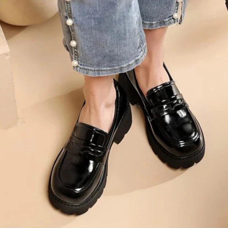 SIXTINE - Mocassins compensés en cuir verni Confort Orthopédique