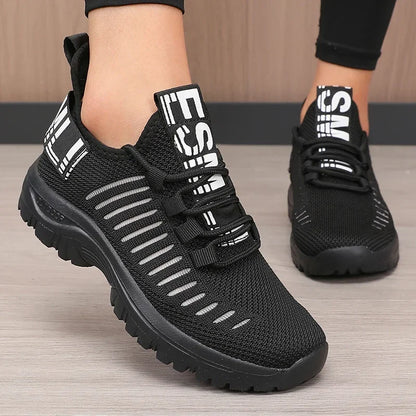 Basket orthopédique femme - Chaussures légères et respirantes de couleur noire avec des détails en mesh, vues de près sur un pied chaussé.