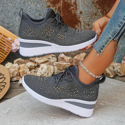 Basket orthopédique femme - Sneakers compensées noires en mesh avec strass, portées avec un jean, vue de côté mettant en avant la semelle ergonomique