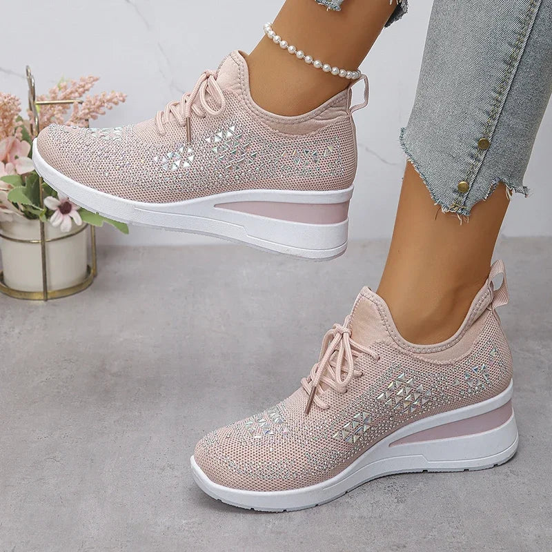 Basket orthopédique femme - Sneakers compensées roses à strass, portées avec un jean, vue de près sur la semelle ergonomique.
