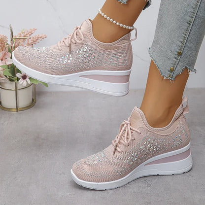 Basket orthopédique femme - Sneakers compensées roses à strass, portées avec un jean, vue de près sur la semelle ergonomique.