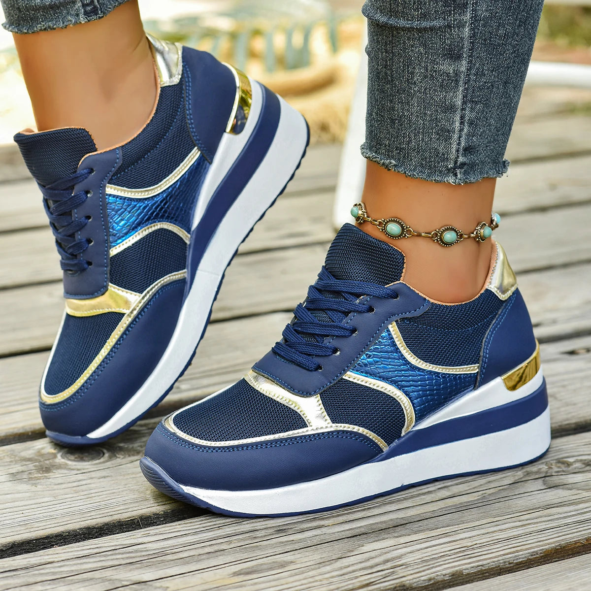 Basket orthopédique femme - Sneakers légères à lacets, vue de près sur un pied, couleur marine avec détails dorés et semelle blanche.