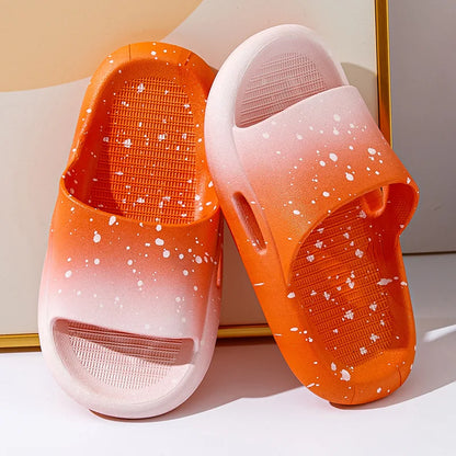 Claquette enfant - Modèle Paint – claquettes orange dégradées avec motifs éclatants, vue de face sur fond clair