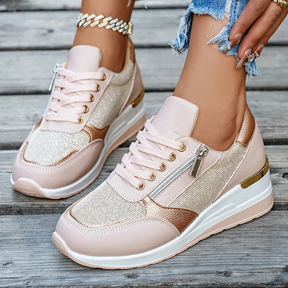 Basket orthopédique femme - Sneakers compensées en mesh doré, avec détails dorés et zip sur le côté, portées avec un jean déchiré