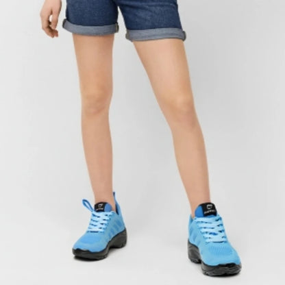 Basket orthopédique femme - Chaussures de sport respirantes en maille bleu clair, portées avec un short en jean, montrant le design ergonomique.