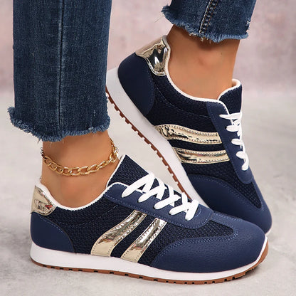 Basket orthopédique femme - Sneakers légères en mesh bleu avec détails dorés, portées avec un jean, vue de près sur les pieds.