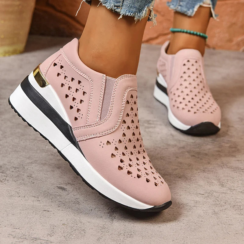 Basket orthopédique femme - Sneakers à semelle épaisse en cuir PU respirant, couleur rose avec perforations, vue de profil sur un sol en béton.