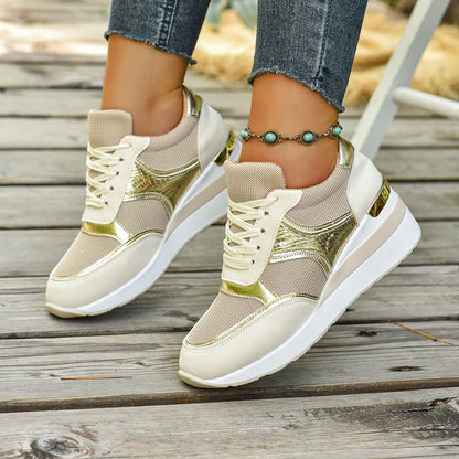 Basket orthopédique femme - Sneakers légères à lacets beiges avec détails dorés, portées sur une surface en bois, avec un bracelet turquoise visible