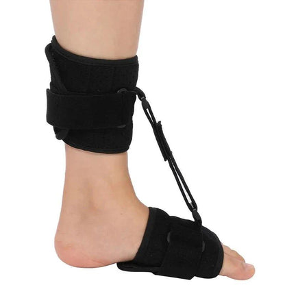 Attelle anti équin – attelle noire ajustée sur une cheville, montrant les sangles de fixation et le design ergonomique.