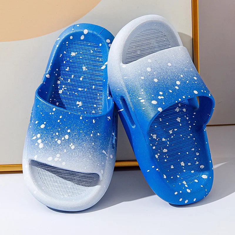 Claquette enfant - Modèle Paint – claquettes bleues avec motifs éclatants, vue de dessus sur fond neutre