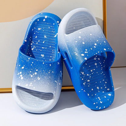 Claquette enfant - Modèle Paint – claquettes bleues avec motifs éclatants, vue de dessus sur fond neutre
