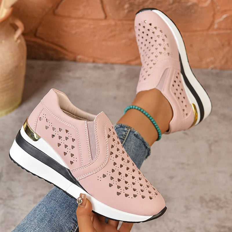 Basket orthopédique femme - Sneakers à semelle épaisse en cuir PU respirant, couleur rose avec perforations, portées avec un pantalon en jean.