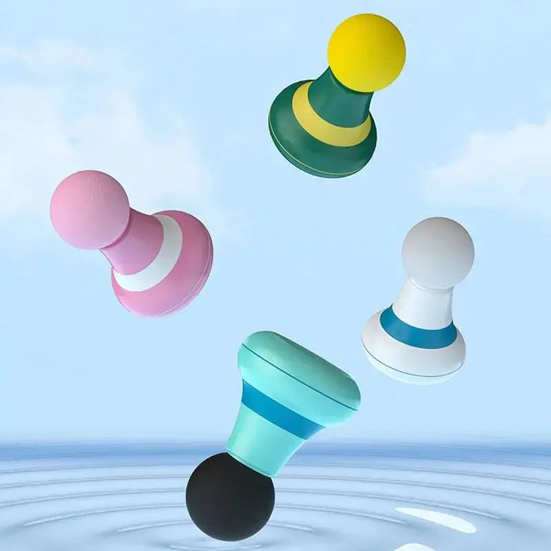 Mini appareil de massage pour cervicale – quatre appareils de massage colorés flottant sur une surface d'eau, montrant leur design ludique.