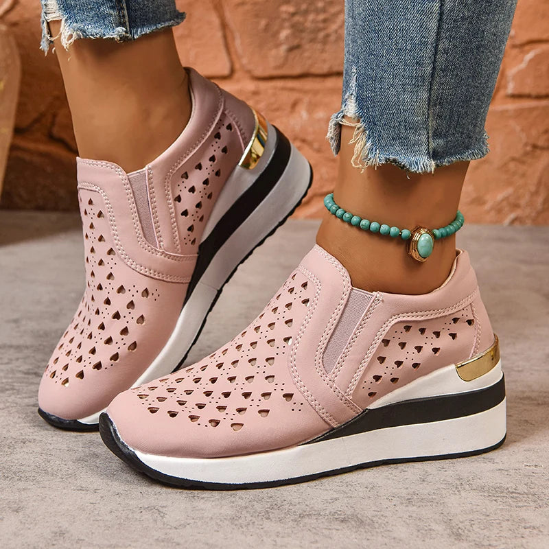 Basket orthopédique femme - Sneakers à semelle épaisse en cuir PU respirant, couleur rose avec perforations, portées avec un jean décontracté.