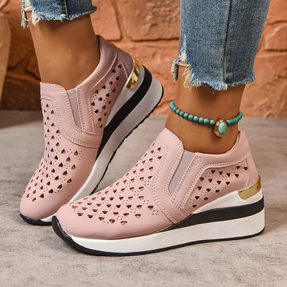 Basket orthopédique femme - Sneakers à semelle épaisse en cuir PU respirant, couleur rose avec perforations, portées avec un jean décontracté.