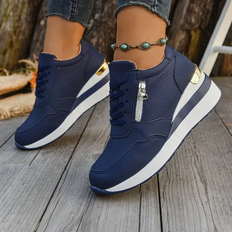 Basket orthopédique femme - Sneakers légères à semelle épaisse et, vue en détail sur pieds, couleur marine avec zip et semelle blanche.
