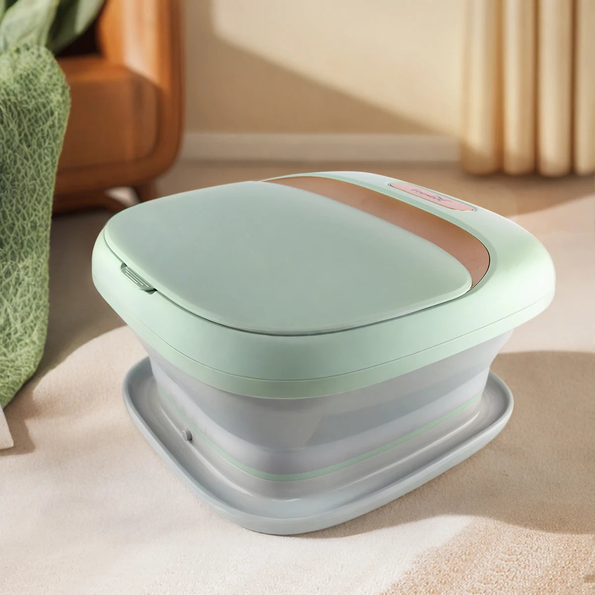 Bain de pied - Bassin pliable pour un massage relaxant des pieds – Seau de bain gris avec couvercle vert clair, posé sur un tapis doux.