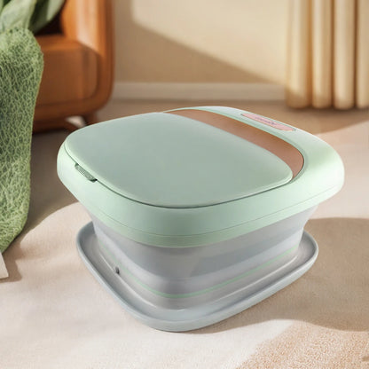 Bain de pied - Bassin pliable pour un massage relaxant des pieds – Seau de bain gris avec couvercle vert clair, posé sur un tapis doux.