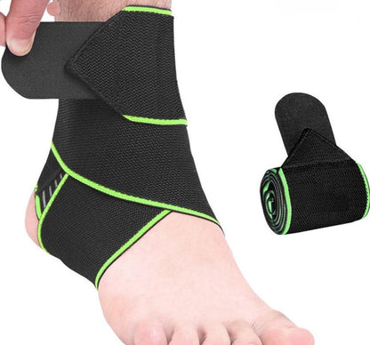 Attelle Cheville ProtectoMove – vue rapprochée montrant le support noir avec des accents verts, enroulée autour d'une cheville.