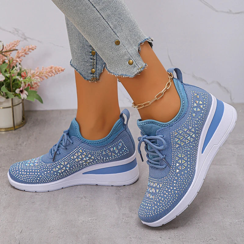 Basket orthopédique femme - Sneakers compensées en bleu avec strass, portées avec un jean, vue de près mettant en avant la texture et le design