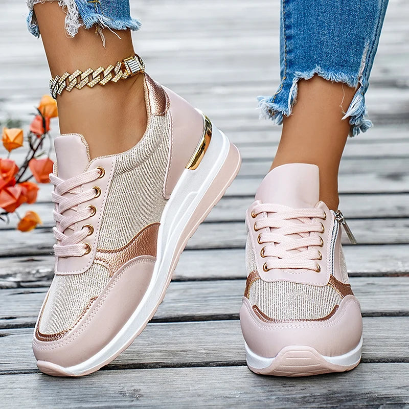 Basket orthopédique femme - Sneakers compensées en mesh doré, avec détails roses et zip sur le côté, portées avec un jean déchiré