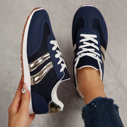 Basket orthopédique femme - Sneakers légères en mesh bleu marine avec détails argentés, vue de près sur un pied, tenue décontractée.