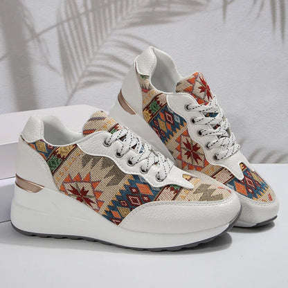 Basket orthopédique femme - Sneakers compensées légères à motif géométrique avec tige colorée et détails en cuir, vue de côté sur fond neutre.