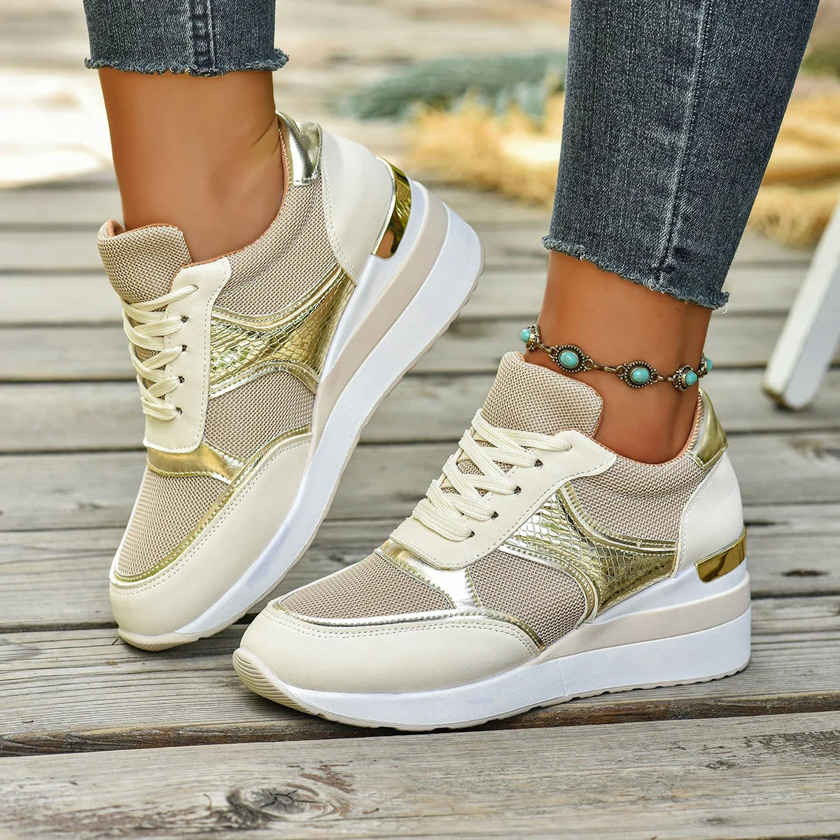 Basket orthopédique femme - Sneakers légères à lacets, vue de près sur un pied, couleur crème avec détails dorés et semelle blanche.