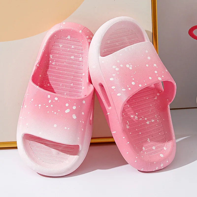 Claquette enfant - Modèle Paint – claquettes roses avec motifs éclatants, vue de face sur fond clair