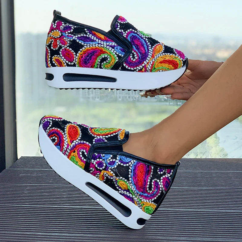 Basket orthopédique femme - Sneakers légères en mesh respirant avec motifs colorés et semelle épaisse, portées sur un pied, vue de près.