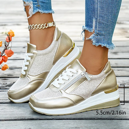 Basket orthopédique femme - Sneakers compensées en mesh doré avec zip, vue de face sur fond extérieur, détail de la semelle blanche