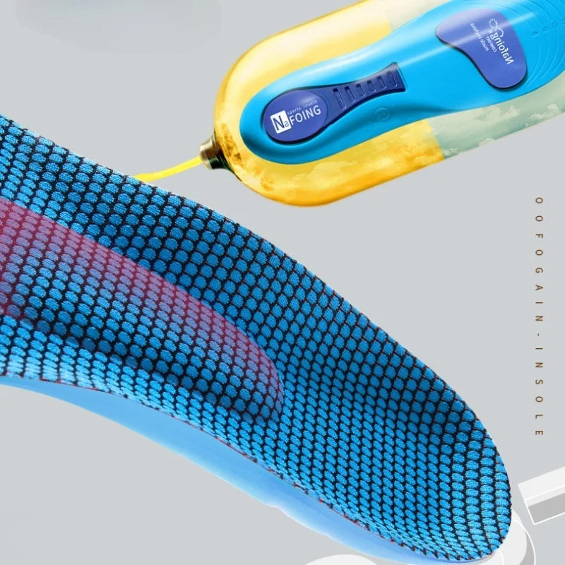 Collection Mode - Semelles orthopédiques avec soutien de voûte en bleu, vue de près mettant en avant la texture en mesh et le design ergonomique.