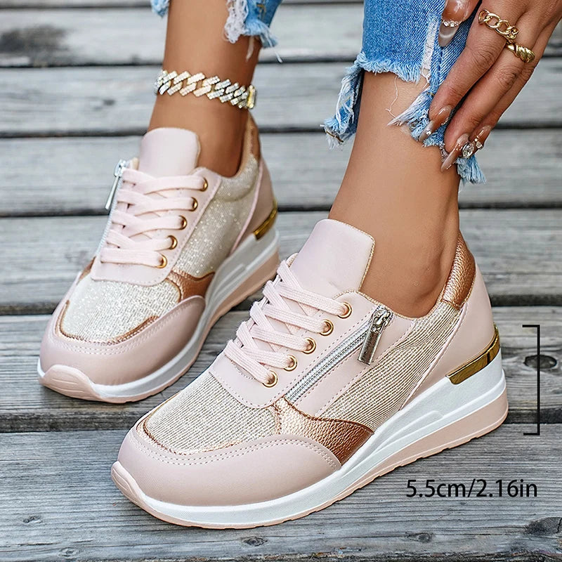 Basket orthopédique femme - Sneakers compensées en mesh doré, vue de près avec détail de la fermeture éclair et semelle blanche sur fond en bois