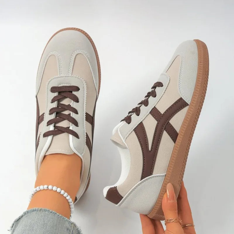 Basket orthopédique femme - Sneakers blanches avec détails marron, vue de dessus, montrant le design épuré et la semelle ergonomique.