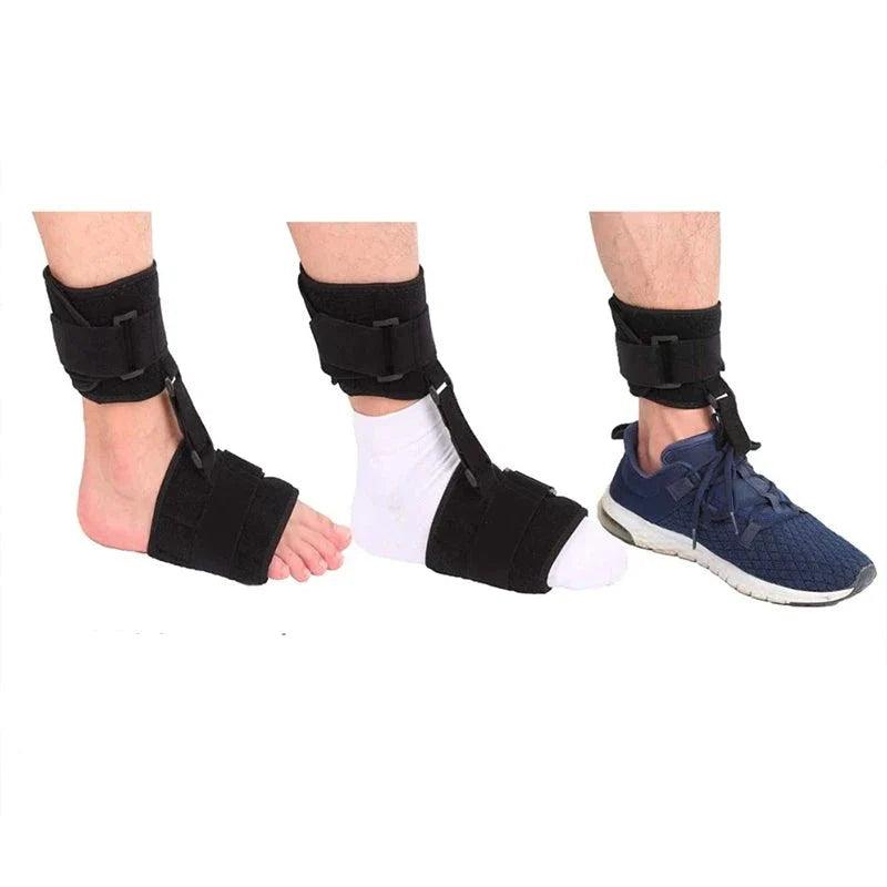 Attelle anti équin – vue des deux attelles noires fixées autour des chevilles de pieds nus, montrant leur ajustement et leur conception ergonomique.