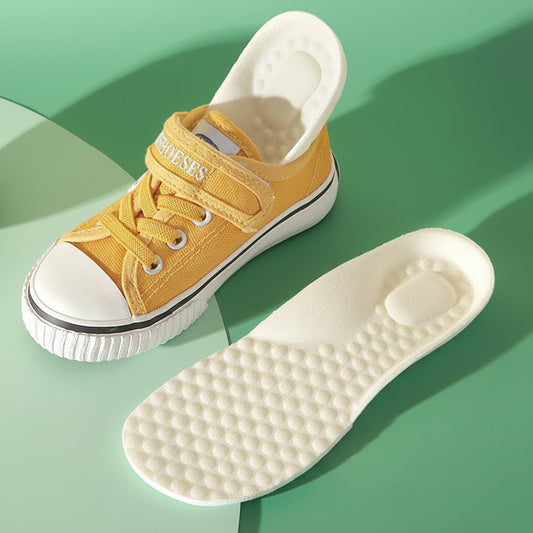 Accessoires Orthopédiques - Chloe – vue d'ensemble d'une chaussure jaune avec semelle intérieure ergonomique sur fond vert