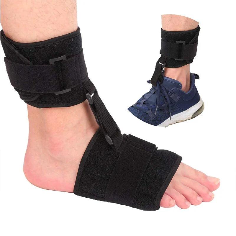 Attelle anti équin – vue de l'attelle noire fixée autour de la cheville d'un pied nu, montrant son ajustement et sa conception ergonomique.