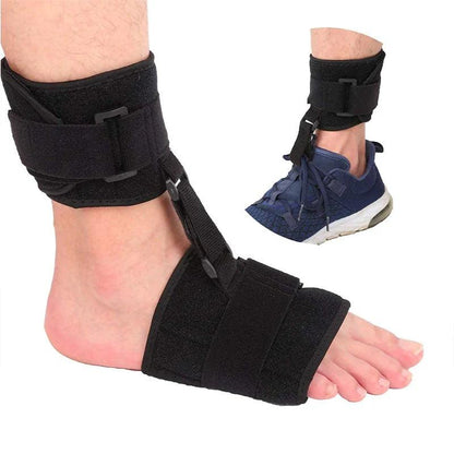 Attelle anti équin – vue de l'attelle noire fixée autour de la cheville d'un pied nu, montrant son ajustement et sa conception ergonomique.