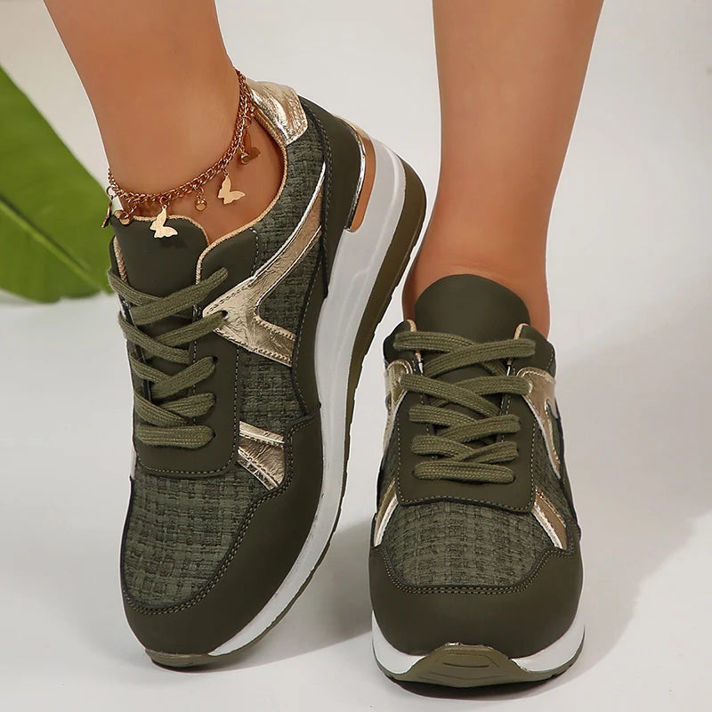 Basket orthopédique femme - Sneakers confortables à semelle épaisse avec tige verte et détails dorés, portées sur un pied.