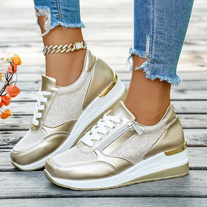 Basket orthopédique femme - Sneakers compensées en mesh doré, avec zip sur le côté, portées avec un jean déchiré et bracelet doré