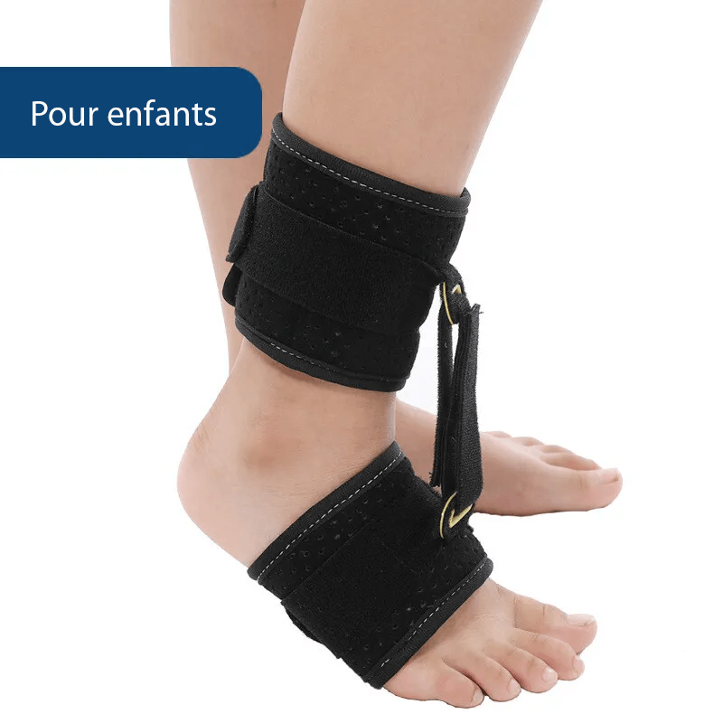 Attelle anti équin – vue d'une attelle noire ajustée sur une cheville d'enfant, avec des sangles de fixation visibles.