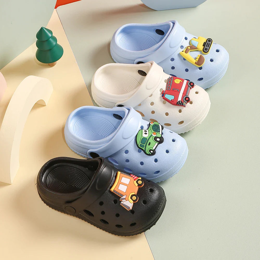 Claquette enfant - Modèle Croks - Trois paires de claquettes colorées avec motifs ludiques, en mesh respirant, sur fond pastel.