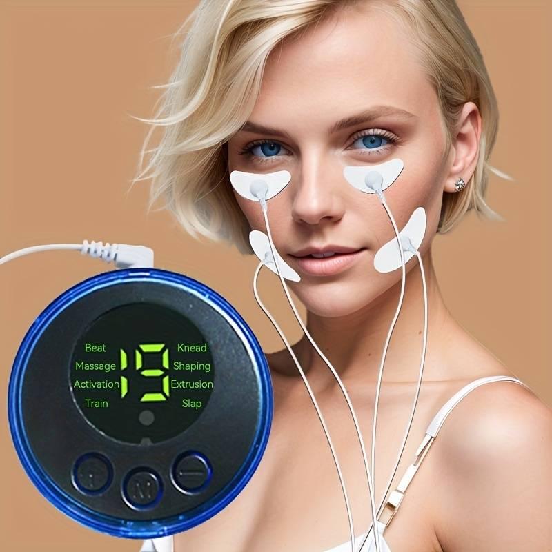 Appareil de massage facial anti-déformable avec écran digital, utilisé sur le visage d'une femme aux cheveux courts.