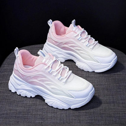 Amélie - Baskets avec dégradé de couleurs – vue de trois quarts avec tige blanche et dégradé rose, semelle épaisse et design sportif