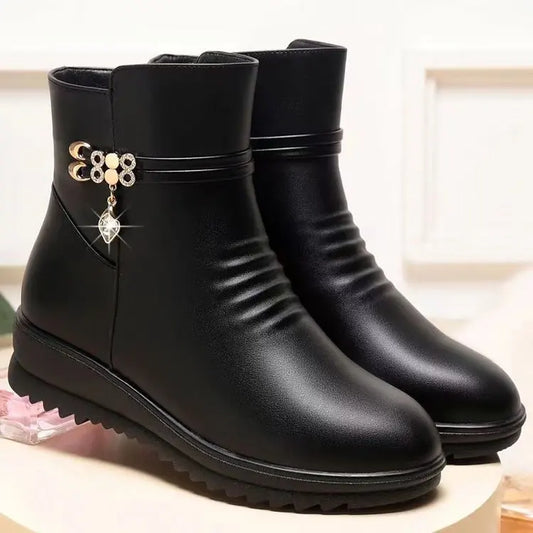 Boots Femme Noir : L'Indémodable de Votre Garde-Robe – Boots noires en cuir avec détail décoratif, vue de face sur fond neutre.