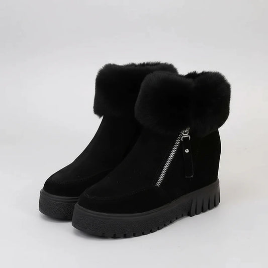 Boots Fourrure Femme en noir avec fourrure au niveau de la cheville et zip latéral, semelle épaisse et antidérapante.