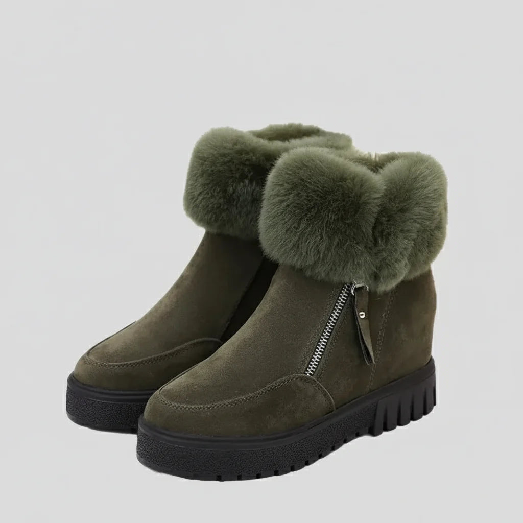 Boots Fourrure Femme : Douceur et Chaleur à Votre Pied – vue de côté mettant en avant la fourrure épaisse et la semelle crantée