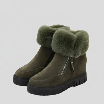 Boots Fourrure Femme : Douceur et Chaleur à Votre Pied – vue de côté mettant en avant la fourrure épaisse et la semelle crantée