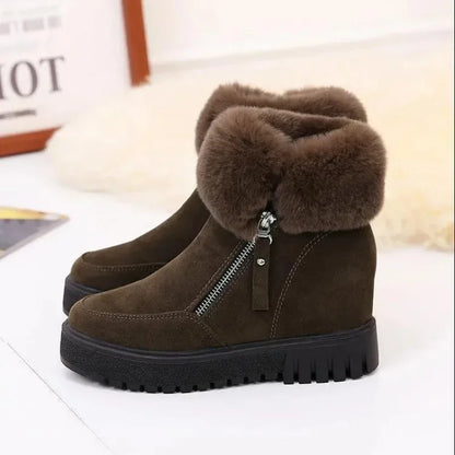 Boots Fourrure Femme en cuir suédé marron avec fourrure douce au col et fermeture éclair sur le côté.